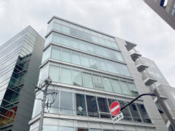【店舗事務所紹介】明治通り!オシャレビル ガラス張りで視認性◎