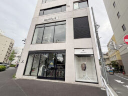 【店舗・事務所紹介】交差点角地！視認性良好 内階段！メゾネット！