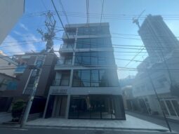 【店舗・事務所紹介】長者丸通り沿い！新築！ ガラス張り！軽飲食可！