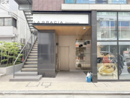 【店舗・事務所紹介】まい泉通り沿い！角地！ ガラス張り！２階貸店舗