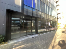 【店舗・事務所紹介】六本木通り沿い！角地！ 1階路面！天井3.7m