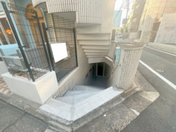 【店舗紹介】表参道駅４分！角地！ 直通階段有！地下１階