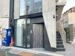 【店舗・事務所紹介】外苑西通り沿い！新築！ 1階路面店！飲食可能！