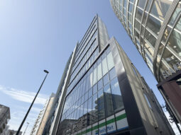 【事務所紹介】北参道エリア貸事務所 大きな窓の明るい空間