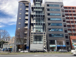 【店舗・事務所紹介】青山通り沿い１階－２階 ショールーム◎天井高有