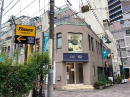 【店舗・事務所紹介】自由が丘駅徒歩３分！ 角地！２階大型貸店舗！